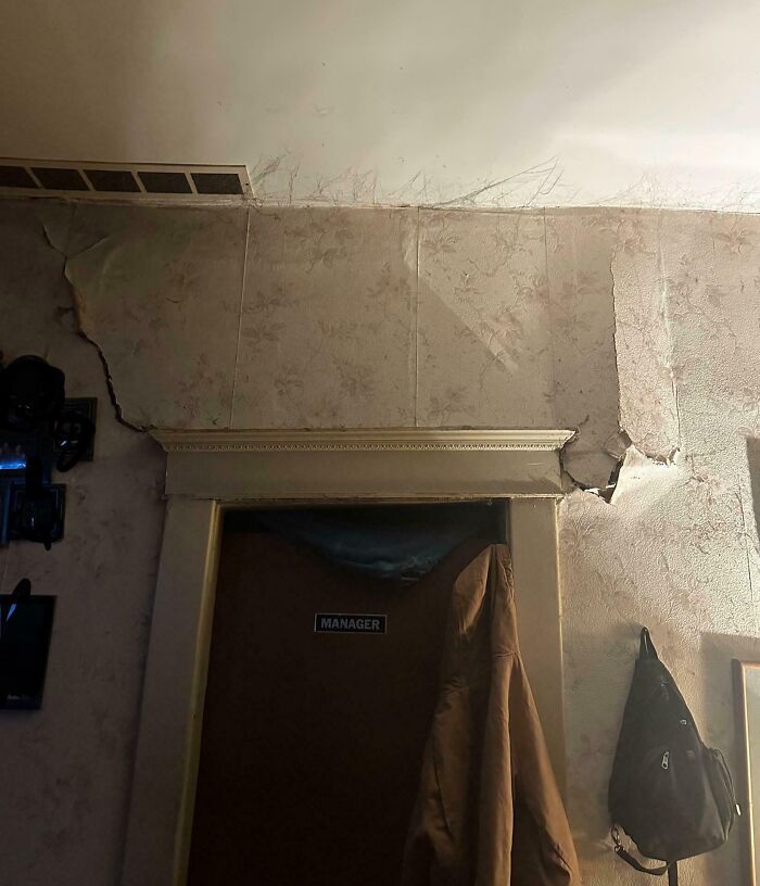 64 Risky Situations That Made People Question How These Folks Have Survived This Long