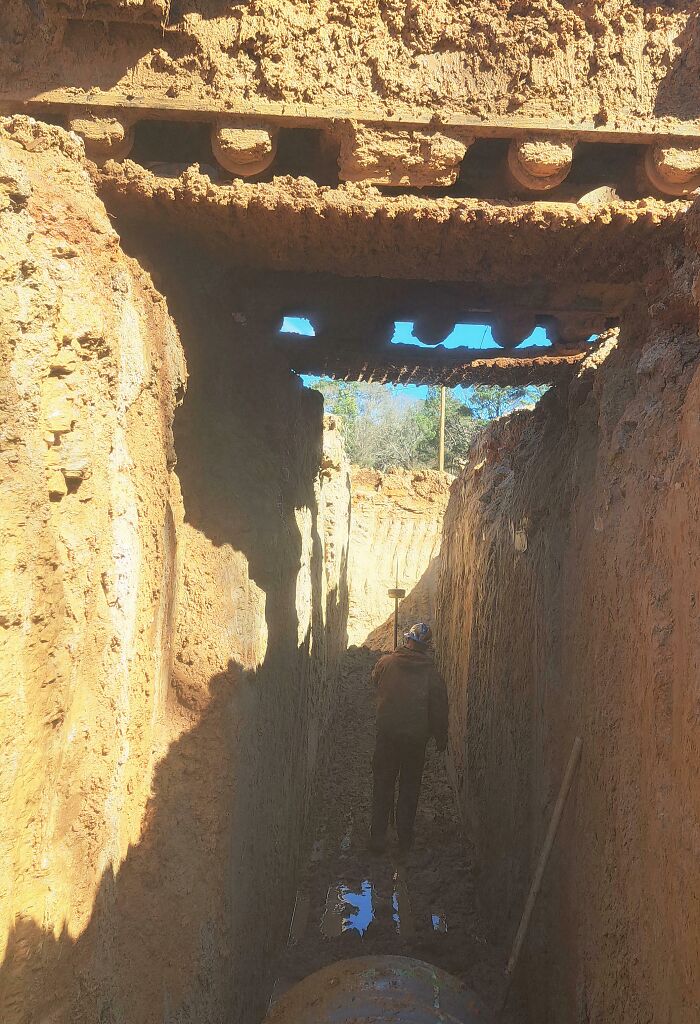 64 Risky Situations That Made People Question How These Folks Have Survived This Long