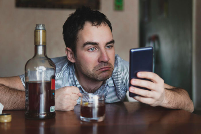17YO Suspects Boss Is Going Insane, Feels Unsafe After He Sends Threatening Text To Everyone