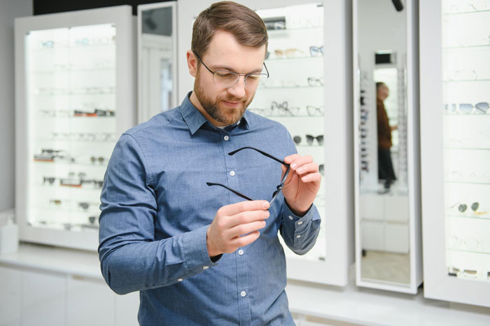 Customer Refuses To Listen To Licensed Optician, Discovers Why Experts Warned Him From The Start