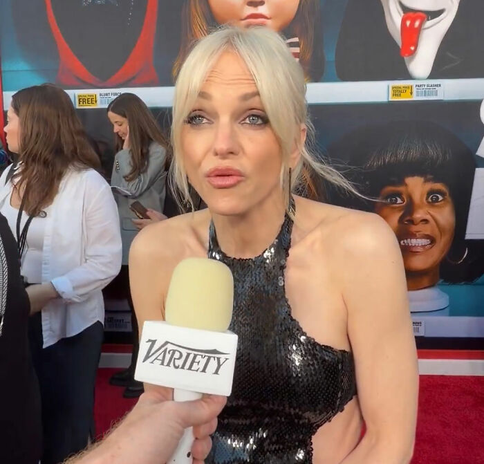 Anna Faris’ 26-Year Transformation Stuns Fans After They Noticed Odd Details In Her Red Carpet Appearance