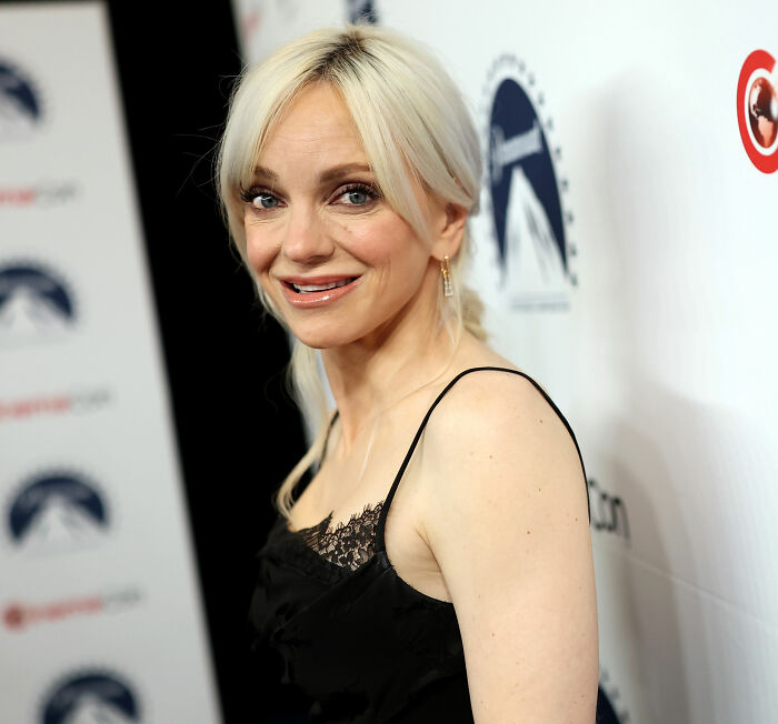 Anna Faris’ 26-Year Transformation Stuns Fans After They Noticed Odd Details In Her Red Carpet Appearance