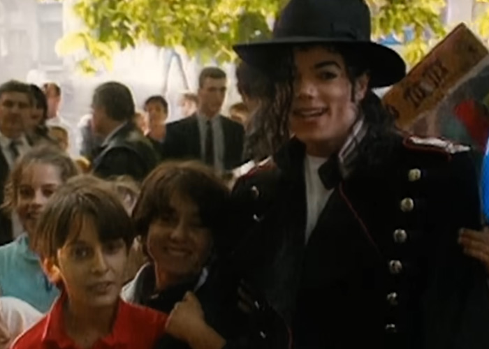 Michael Jackson Insider Drops Bombshell About Horrifying Items Hidden In ‘Suspicious’ Neverland Bag Michael Jackson Insider Drops Bombshell About Horrifying Items Hidden In ‘Suspicious’ Neverland Bag