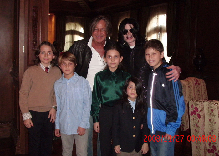 Michael Jackson Insider Drops Bombshell About Horrifying Items Hidden In ‘Suspicious’ Neverland Bag Michael Jackson Insider Drops Bombshell About Horrifying Items Hidden In ‘Suspicious’ Neverland Bag