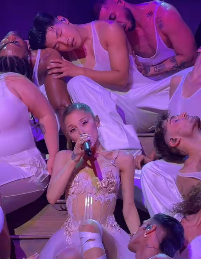 Ariana Grande Fuels Fresh Health Concerns After Kicking Off Tour As Fans Are Convinced “This Is Not Okay” Ariana Grande Fuels Fresh Health Concerns After Kicking Off Tour As Fans Are Convinced “This Is Not Okay”