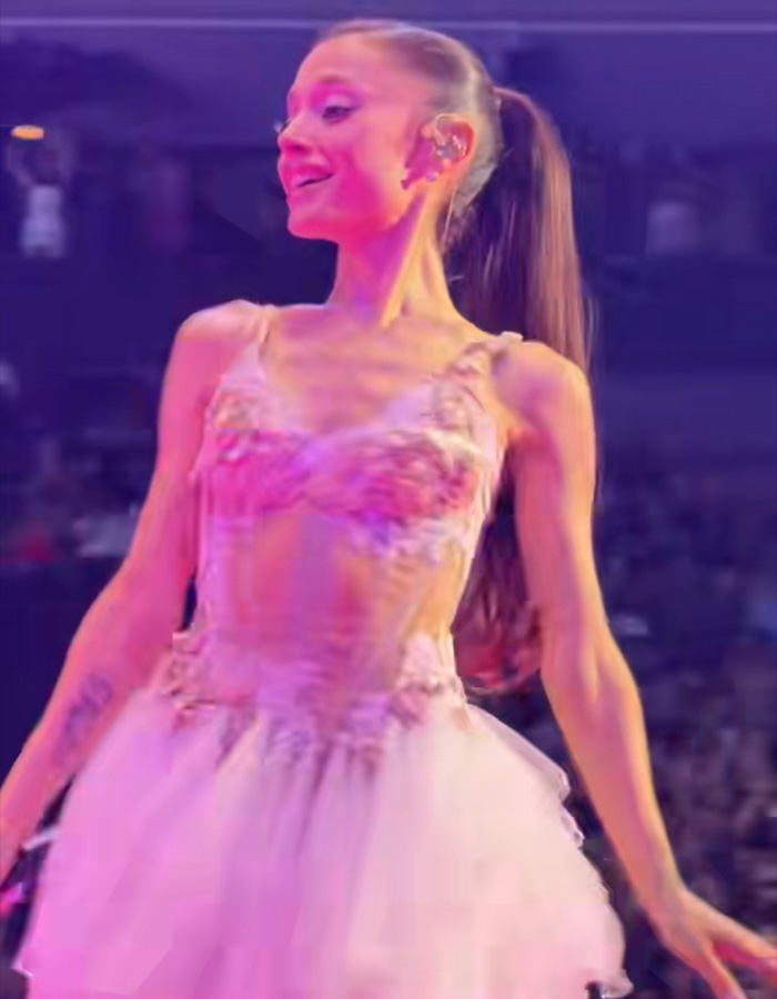 Ariana Grande Fuels Fresh Health Concerns After Kicking Off Tour As Fans Are Convinced “This Is Not Okay” Ariana Grande Fuels Fresh Health Concerns After Kicking Off Tour As Fans Are Convinced “This Is Not Okay”