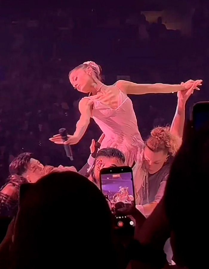 Ariana Grande Fuels Fresh Health Concerns After Kicking Off Tour As Fans Are Convinced “This Is Not Okay” Ariana Grande Fuels Fresh Health Concerns After Kicking Off Tour As Fans Are Convinced “This Is Not Okay”