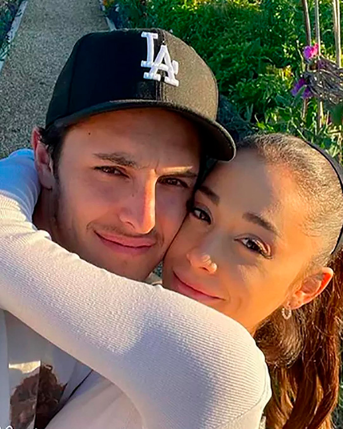 Ariana Grande Fuels Fresh Health Concerns After Kicking Off Tour As Fans Are Convinced “This Is Not Okay” Ariana Grande Fuels Fresh Health Concerns After Kicking Off Tour As Fans Are Convinced “This Is Not Okay”
