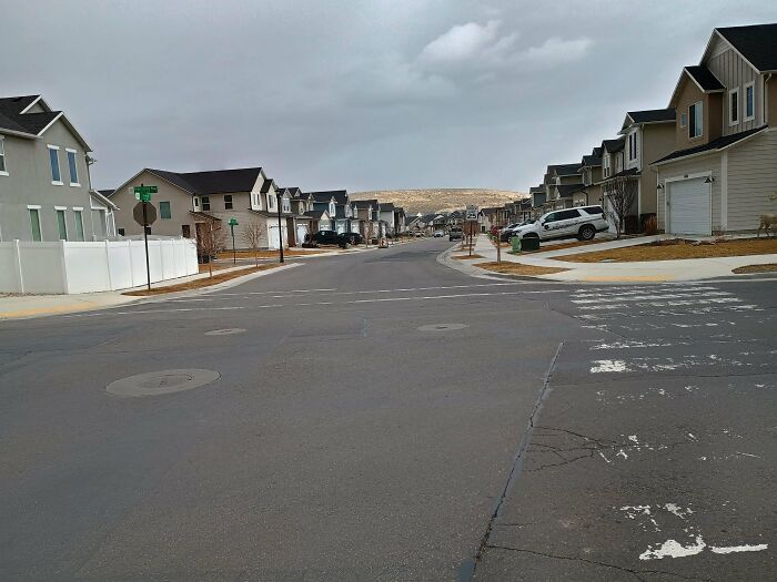 79 Brutally Honest Posts About “Suburban Hell” Realtors Don’t Want You To See (New Pics) 79 Brutally Honest Posts About “Suburban Hell” Realtors Don’t Want You To See (New Pics)