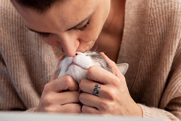 Woman Thinks Her Blind Cat Is Being Annoying, Realizes She Was Trying To Signal A Serious Problem Woman Thinks Her Blind Cat Is Being Annoying, Realizes She Was Trying To Signal A Serious Problem