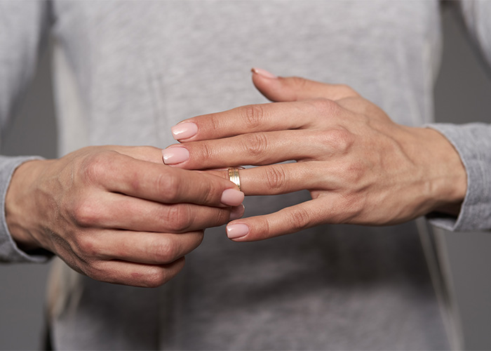 Man’s Divorce Threat Over Wife Breastfeeding Sparks Outrage As Experts Condemn “Ignorant” Claim Man’s Divorce Threat Over Wife Breastfeeding Sparks Outrage As Experts Condemn “Ignorant” Claim