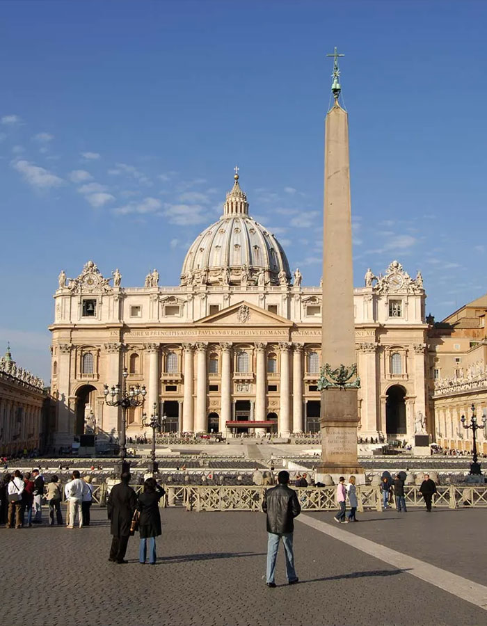 Awkward Video Shows Woman Refusing To Stop Singing At The Vatican After Multiple Security Guards Ask Her To Leave