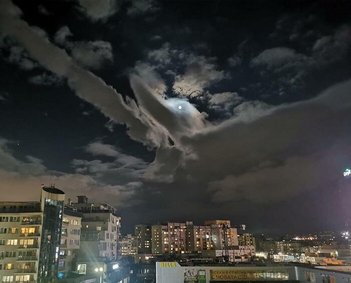 56 Mind-Bending Cases Of Pareidolia That Are Equal Parts Creepy And Hilarious (New Pics) 56 Mind-Bending Cases Of Pareidolia That Are Equal Parts Creepy And Hilarious (New Pics)