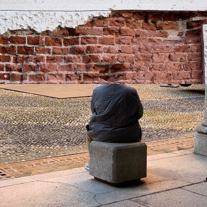 80 Street Photo Sets By Fontanesi That Seamlessly Combine Reality And Unexpected Coincidences 80 Street Photo Sets By Fontanesi That Seamlessly Combine Reality And Unexpected Coincidences