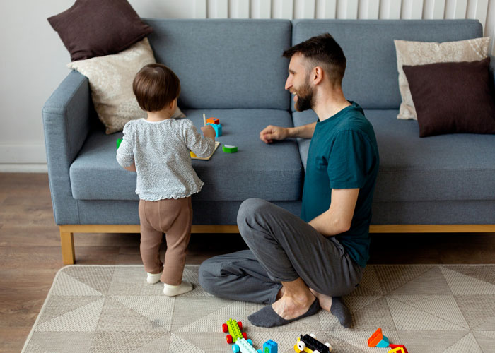 Guy Babysits For Sis Half A Day Then Demands Full-Day Pay, Turns A Family Favor Into A Family Feud