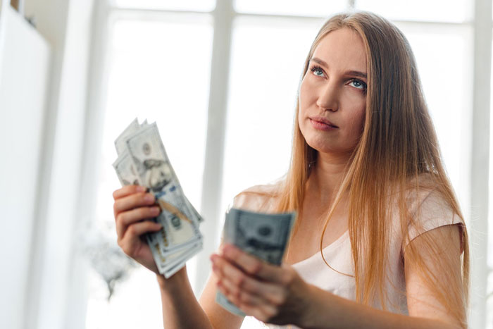 Guy Babysits For Sis Half A Day Then Demands Full-Day Pay, Turns A Family Favor Into A Family Feud
