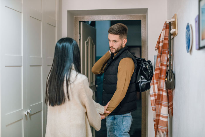Dad Ghosts Wife And 3 Kids For Nearly A Decade, Comes Back Expecting A Reunion Instead Of Reality Dad Ghosts Wife And 3 Kids For Nearly A Decade, Comes Back Expecting A Reunion Instead Of Reality