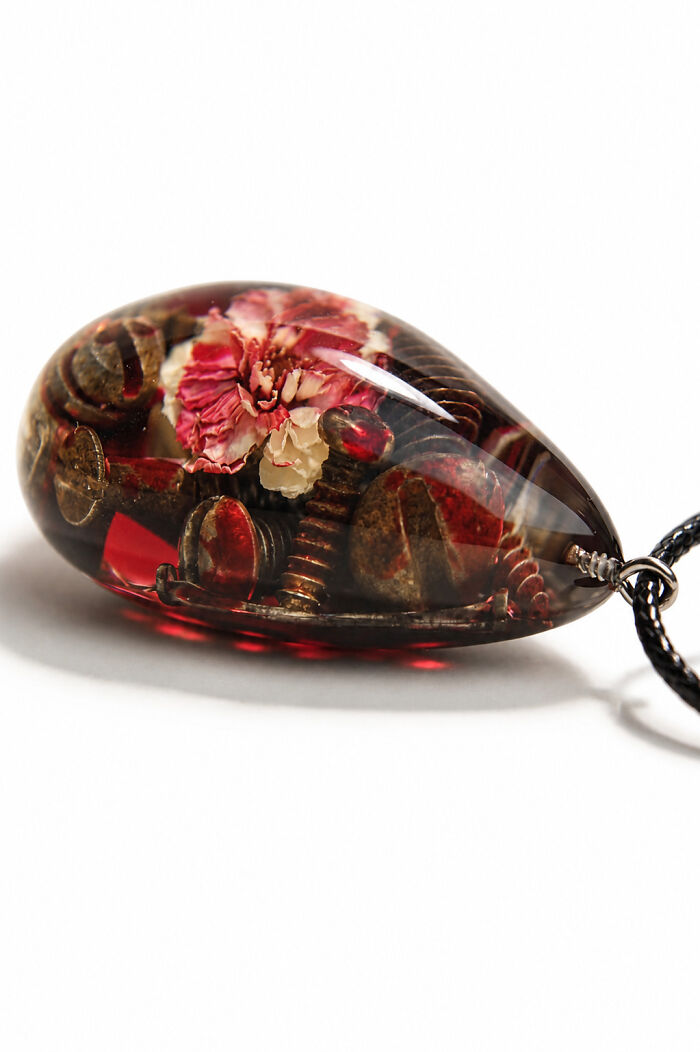 This Ukrainian Artist Uses Nature And Personal Artifacts To Transform Pain Into Resin Jewelry Pieces (20 Pics) This Ukrainian Artist Uses Nature And Personal Artifacts To Transform Pain Into Resin Jewelry Pieces (20 Pics)