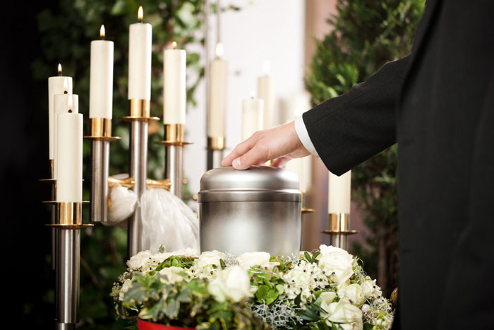Woman Crashes Memorial Service To Decorate For Wedding, Has A Meltdown When Pastor Shuts Her Down Woman Crashes Memorial Service To Decorate For Wedding, Has A Meltdown When Pastor Shuts Her Down
