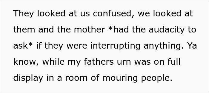 Woman Crashes Memorial Service To Decorate For Wedding, Has A Meltdown When Pastor Shuts Her Down Woman Crashes Memorial Service To Decorate For Wedding, Has A Meltdown When Pastor Shuts Her Down