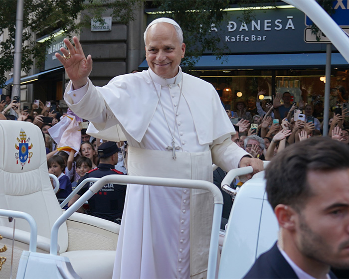 Pope’s Gesture While Greeting People Stuns, For Better Or Worse: “Not Immune To This” Pope’s Gesture While Greeting People Stuns, For Better Or Worse: “Not Immune To This”