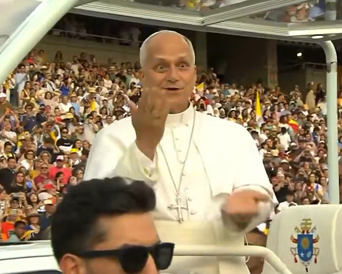 Pope’s Gesture While Greeting People Stuns, For Better Or Worse: “Not Immune To This” Pope’s Gesture While Greeting People Stuns, For Better Or Worse: “Not Immune To This”