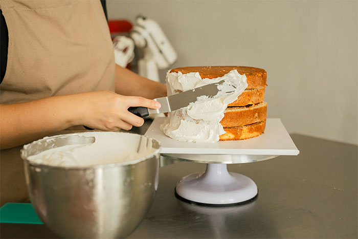 Wedding Cake Drama Ruins Friendship: “Started Advertising Using Stock Images”