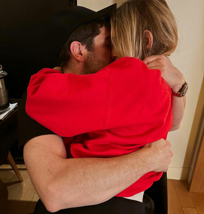 After Actress Faces Backlash Over Bedroom Photos With Her Son, Experts Weigh In On Parent-Child Boundaries After Actress Faces Backlash Over Bedroom Photos With Her Son, Experts Weigh In On Parent-Child Boundaries