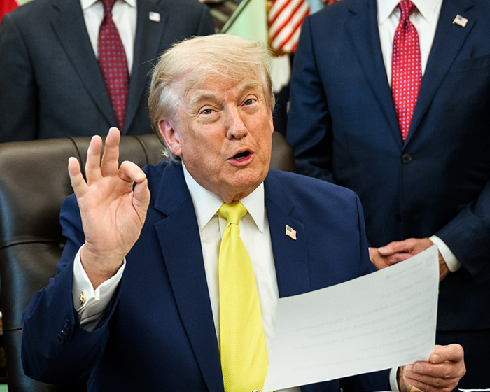 Trump Faces Backlash Over $14 Million Project As Citizens React With Anger And Sarcasm: “Spot The Difference” Trump Faces Backlash Over $14 Million Project As Citizens React With Anger And Sarcasm: “Spot The Difference”