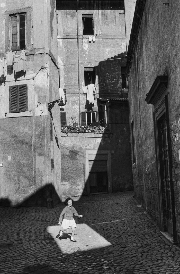63 Real And Charming Photos That Captured Special And Mundane Moments Of The Past Decades
