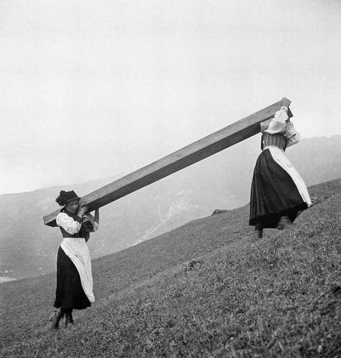 63 Real And Charming Photos That Captured Special And Mundane Moments Of The Past Decades