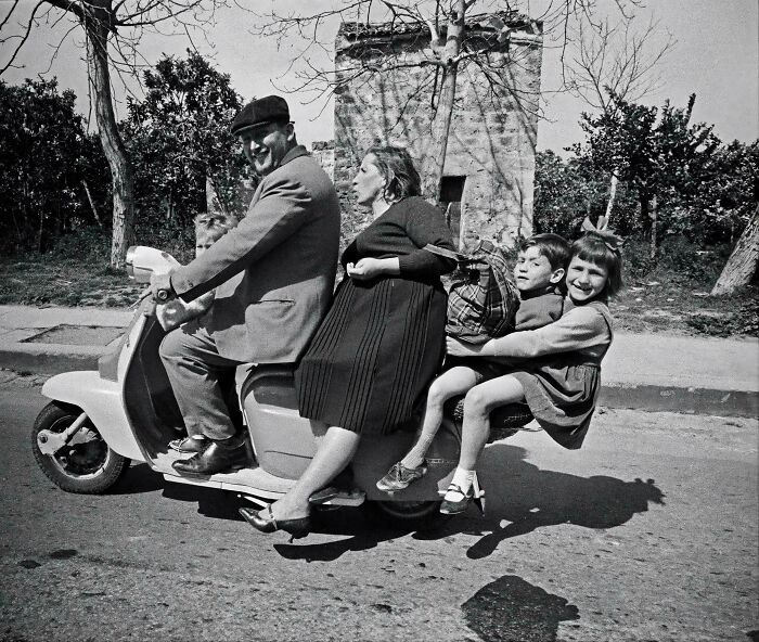 63 Real And Charming Photos That Captured Special And Mundane Moments Of The Past Decades