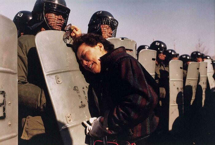63 Real And Charming Photos That Captured Special And Mundane Moments Of The Past Decades