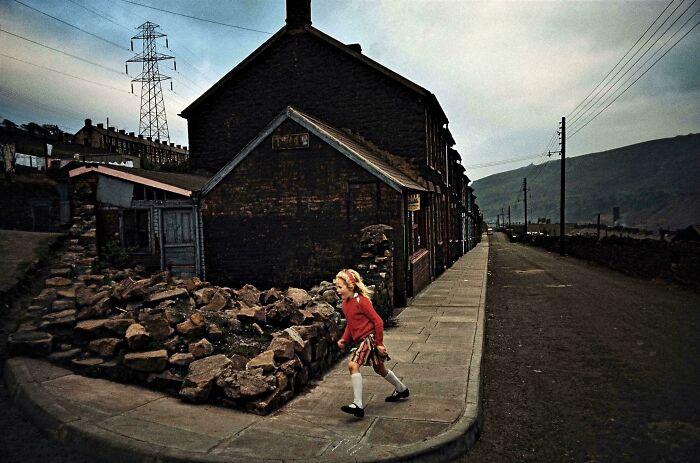 63 Real And Charming Photos That Captured Special And Mundane Moments Of The Past Decades