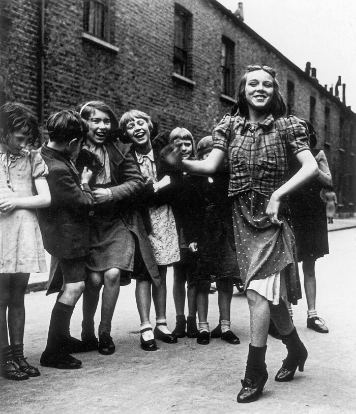 63 Real And Charming Photos That Captured Special And Mundane Moments Of The Past Decades