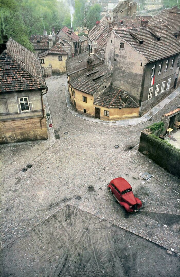 63 Real And Charming Photos That Captured Special And Mundane Moments Of The Past Decades