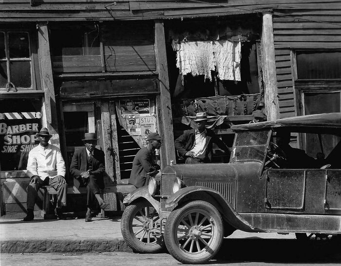 63 Real And Charming Photos That Captured Special And Mundane Moments Of The Past Decades