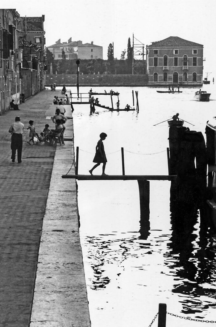 63 Real And Charming Photos That Captured Special And Mundane Moments Of The Past Decades