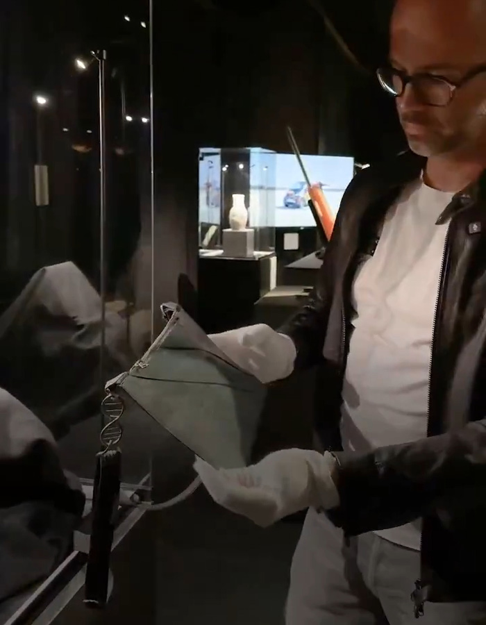 A Fashion Label Claims To Have Lab-Grown A “T-Rex Leather” Handbag But Now They Can’t Find Anyone To Buy It A Fashion Label Claims To Have Lab-Grown A “T-Rex Leather” Handbag But Now They Can’t Find Anyone To Buy It