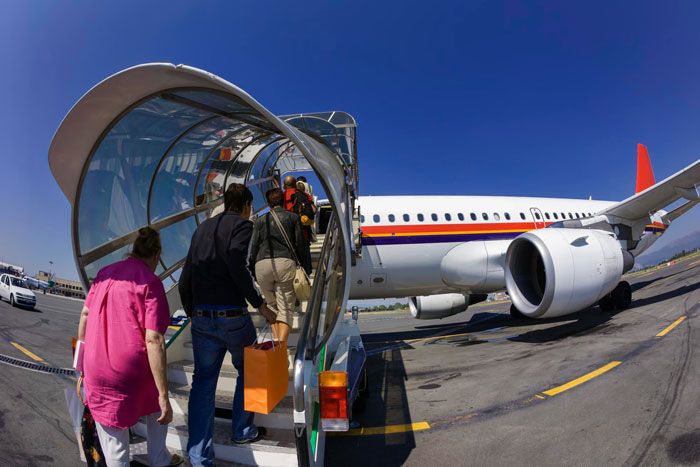 Racist Karen Disrupts Flight As Guy Won’t Turn Off Seat Light, Mad As He Gets A Better Seat Instead