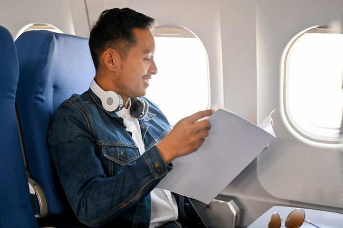 Racist Karen Disrupts Flight As Guy Won’t Turn Off Seat Light, Mad As He Gets A Better Seat Instead