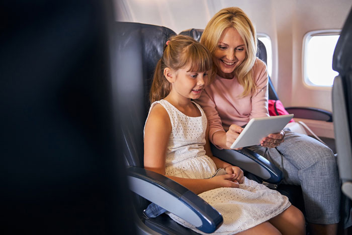 Racist Karen Disrupts Flight As Guy Won’t Turn Off Seat Light, Mad As He Gets A Better Seat Instead