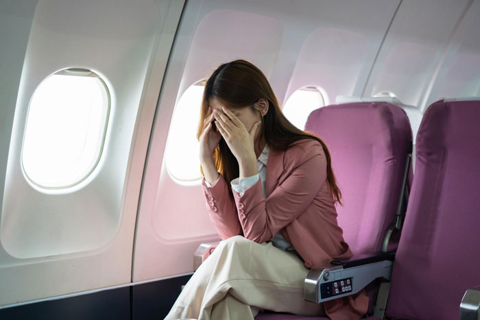 Racist Karen Disrupts Flight As Guy Won’t Turn Off Seat Light, Mad As He Gets A Better Seat Instead