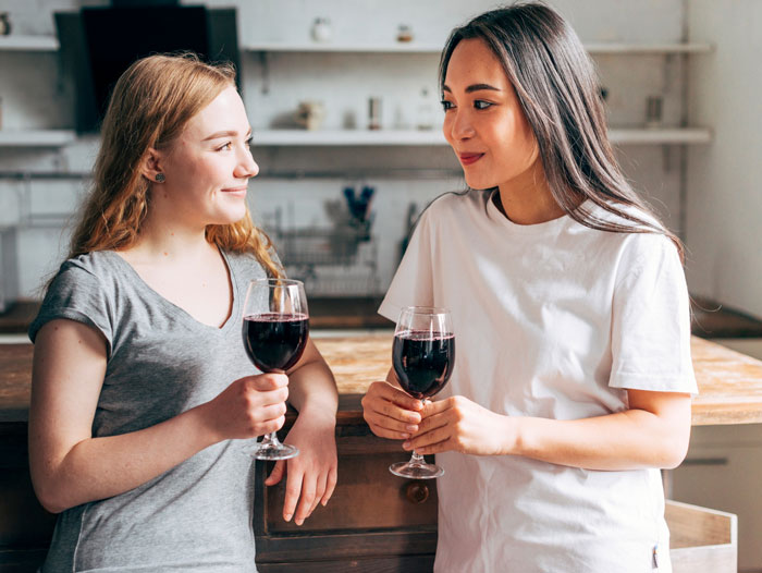 Rich Mom Outsources Parenting To Pilot’s Teen Daughter To Get Drunk, Regrets It When Hubby Finds Out Rich Mom Outsources Parenting To Pilot’s Teen Daughter To Get Drunk, Regrets It When Hubby Finds Out
