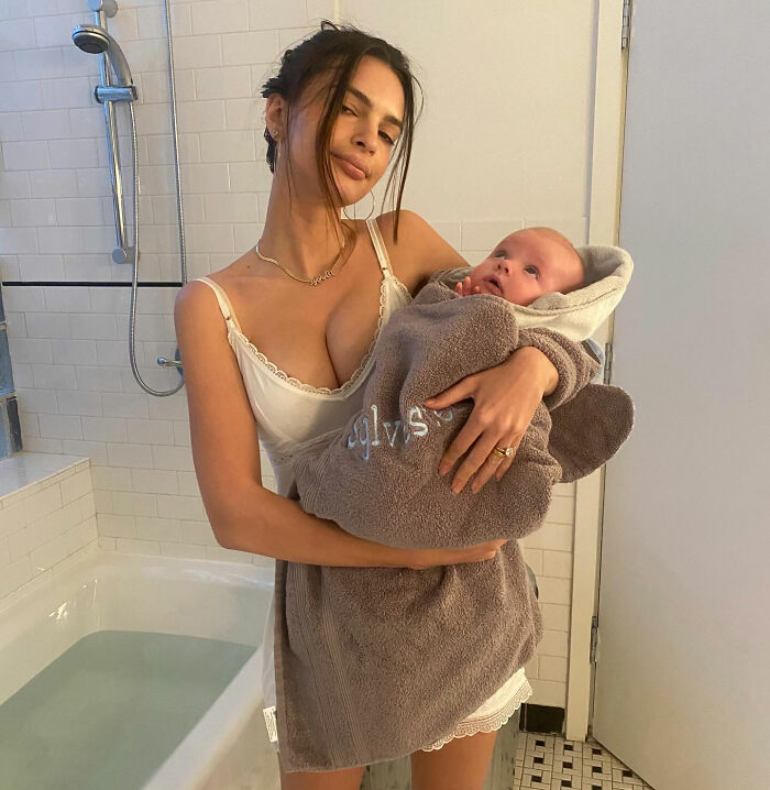 Emily Ratajkowski Faces Backlash Over Essay About Single Motherhood Accompanied By Bizarre Breastfeeding Photo Emily Ratajkowski Faces Backlash Over Essay About Single Motherhood Accompanied By Bizarre Breastfeeding Photo