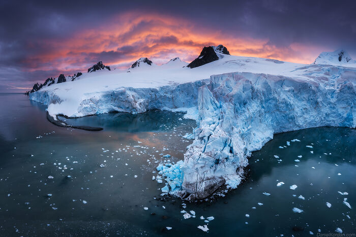 This Photographer Captured Antarctica’s Frozen Landscapes From A Red-Sailed Schooner (42 Pics) This Photographer Captured Antarctica’s Frozen Landscapes From A Red-Sailed Schooner (42 Pics)
