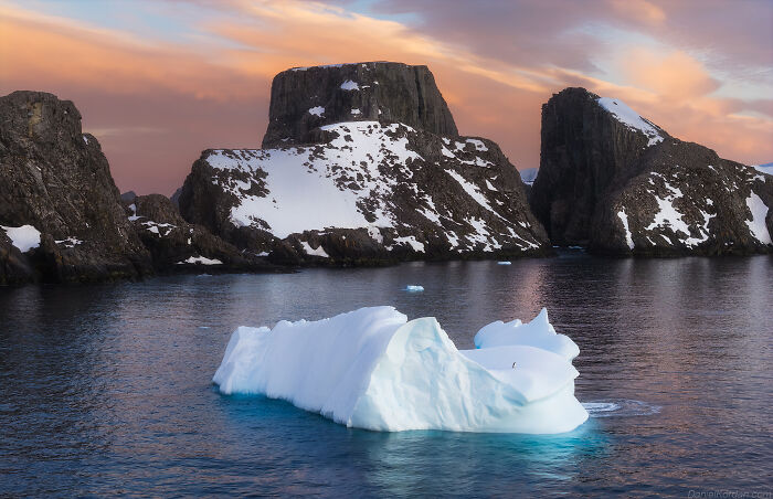 This Photographer Captured Antarctica’s Frozen Landscapes From A Red-Sailed Schooner (42 Pics) This Photographer Captured Antarctica’s Frozen Landscapes From A Red-Sailed Schooner (42 Pics)