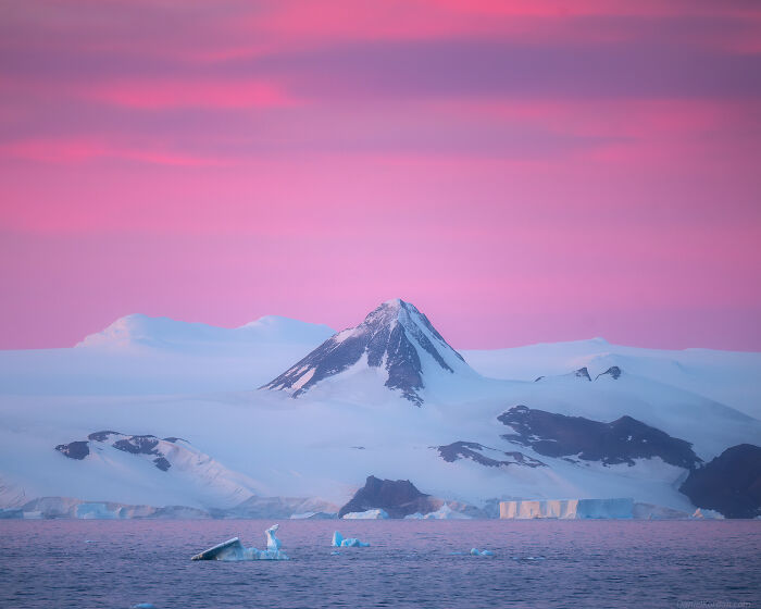 This Photographer Captured Antarctica’s Frozen Landscapes From A Red-Sailed Schooner (42 Pics) This Photographer Captured Antarctica’s Frozen Landscapes From A Red-Sailed Schooner (42 Pics)