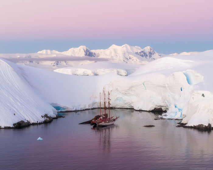 This Photographer Captured Antarctica’s Frozen Landscapes From A Red-Sailed Schooner (42 Pics) This Photographer Captured Antarctica’s Frozen Landscapes From A Red-Sailed Schooner (42 Pics)