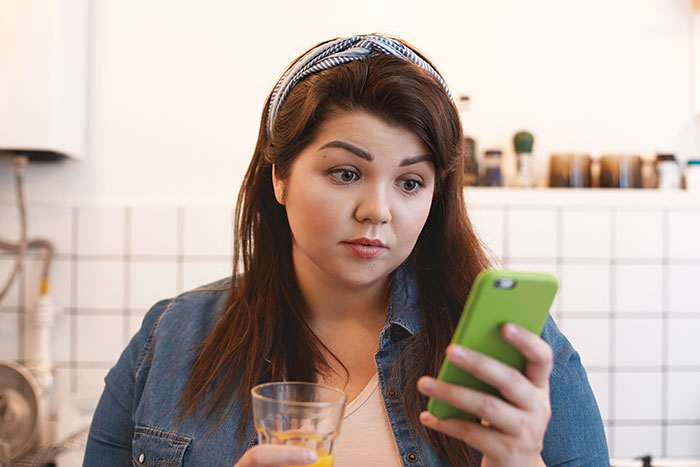 24YO Gets Her Portrait From A Guy, It Reveals Her Bestie’s Racist Colors As She Has A Crush On Him 24YO Gets Her Portrait From A Guy, It Reveals Her Bestie’s Racist Colors As She Has A Crush On Him